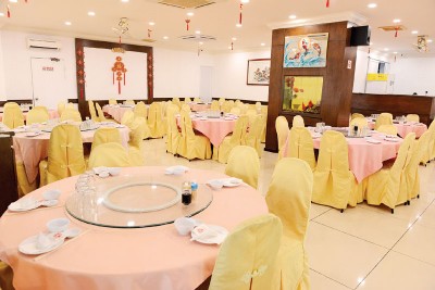吴潮记菜馆去年刚翻修，共约25张大桌，拥有一间2大桌的包厢，环境明亮，到处可见喜气装饰。