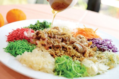 风山水起（鸿运七彩鲑鱼生）Prosperous “Yu Sheng”with Salmon 捞生，越捞越高，意谓步步高升。店家准备的鱼生拼盘用上切成丝的杨桃、红白萝卜、木瓜、红青粉条、紫高丽菜、脆饼、芫荽、白木耳和荞头，拌以胡椒五香粉、酸梅酱、花生碎、芝麻和麻菜油，味道清新口感爽脆。（食客可选择将三文鱼换成石斑鱼。） 