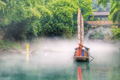 水上人家在龙进溪水与长江的交汇处，几只古帆船迎风而立，小渔船撒开了渔网。