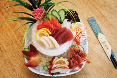 Sashimi Moriawase （Azuma）-（RM89.60+）--配有多达7种海鲜的刺身拼盘包括北极贝、章鱼、甜虾、三文鱼、三文鱼肚、白金枪鱼及红金枪鱼，各种不同生鲜口感，一次满足。