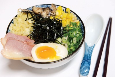 Smoked Duck（Dry Ramen）-(RM13)--熏鸭干拉面，融合本地口味将寿喜烧酱和炒芝麻酱混合口味咸香清爽，忍不住一口接一口；炸天妇罗酥丶香菇丶紫菜丝和溏心蛋在一旁点缀，不仅增加口感，也让色泽缤纷。