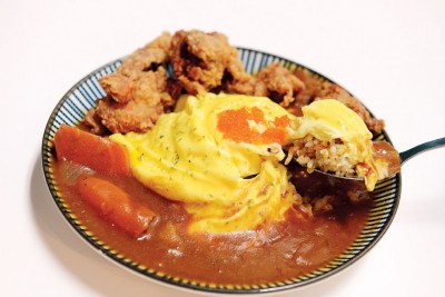 Omu Curry Rice With Tori Karaage-（RM17）--蛋包炒饭洒上鱼卵，沾上日式咖喱搭配唐阳鸡块。欧母蛋滑嫩，咖喱酱香醇滑顺，鸡块外酥内嫩，喜爱咖喱者值得一试。