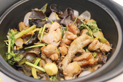 干锅鸡肉（三鲜）-（RM58）--中华传统的名菜，不敢吃辣的朋友们可以尝尝，鸡腿肉很嫩有淡淡的香菜味，异香扑鼻。