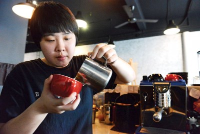 BlackDoor Coffee & Tea的资深咖啡师Cindy为客人们冲泡一杯又一杯的暖心咖啡。