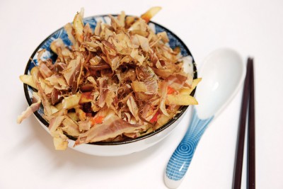 Okonomiya Fries-（RM12）--新研发产品结合日式西式，将大阪烧的主体改为薯条，淋上美乃滋与酱汁提升风味，跳舞的柴鱼和海苔粉经典风味，酥脆更是特殊，冲突的口感意外美味新奇。