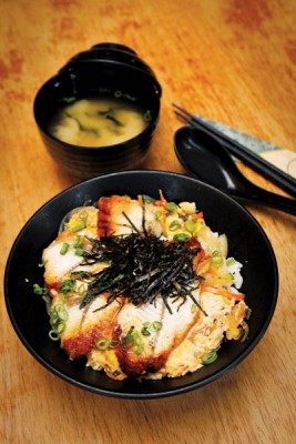 Unayanagawa Don-（RM30.10+）--覆盖在上头的薄切鳗鱼片、鸡蛋、洋葱及萝卜等配料的甜美酱汁往热得冒烟的米饭里流窜，让人每一口都能吃到食材的美味。