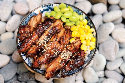 Teriyaki Chicken Don-（RM13）--照烧鸡腿丼由玉米丶毛豆丶鸡肉等组成，照烧酱使鸡腿入色入味，洒上白芝麻增加香气，简单食材简单美味。
