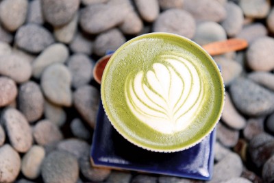 抹茶拿铁Matcha Latte-RM14（Hot）、RM15（Cold）--来自日本宇治的抹茶粉加入牛奶，抹茶的浓厚和牛奶的香醇，享受慢生活必备饮品。