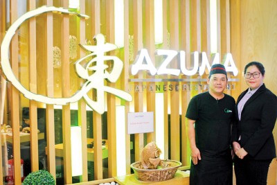 AZUMA Japanese Restaurant位于皇后湾广场2楼，每日营业时间为11.30am-9.30pm。北马区总厨Ricky（左）、负责人Irene及团队将为您送上多道美味的日式料理。