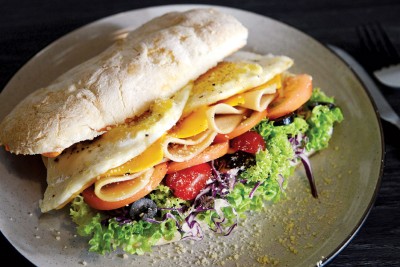 Ciabatta Sandwich（RM18）--这是一款美式早餐，每天早上现做的夏巴塔面包（Ciabatta），拥有酥脆又软绵的口感，保证好吃又新鲜。面包里塞入2粒漂亮的太阳蛋、4片芝士、火腿和番茄，还有满满的蔬菜，让你拥有大口大口的满足感。