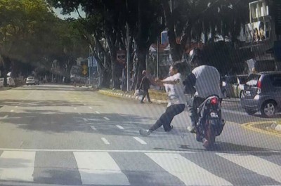 近两年前位于玻璃池滑警局前的红绿灯处斑马线,曾发生华妇过马路时,遭闯红灯的摩托车骑士猛撞导致死亡事件。(档案照)