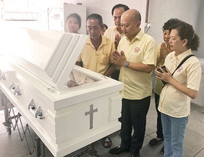 蔡瑞豪及理事们在家属陪同下瞻仰往生者。