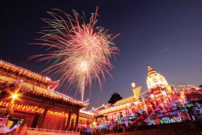 极乐寺将于除夕夜起，亮灯至农历正月十五，万盏灯饰的亮起，让民众率先感受浓厚的春节气氛！（档案照）