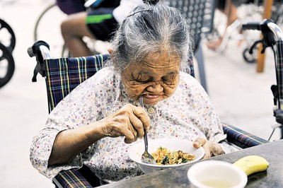 阿婆静静享受晚餐。
