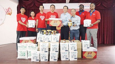 Tesco赠送生活必需品予病老院。左4起为游永燊及方国创。