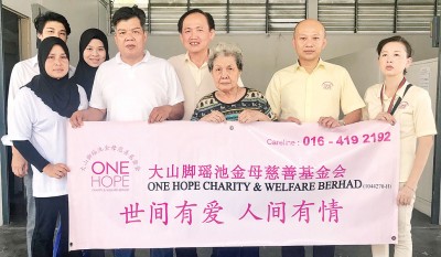 施棺丧葬辅助对象不分种族及宗教，右2为蔡瑞豪。