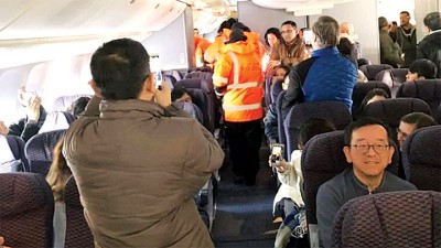 联航这架班机的客机门疑似急冻天气而故障。