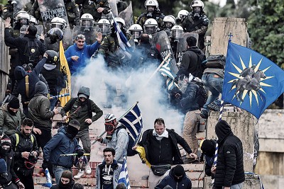 防暴警察（上方）阻止示威者（下方）闯入国会。（法新社照片）