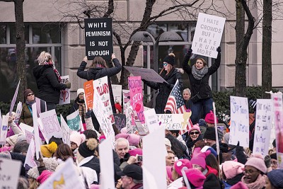 华盛顿有大批民众聚集，对特朗普施政表达不满。（法新社照片）