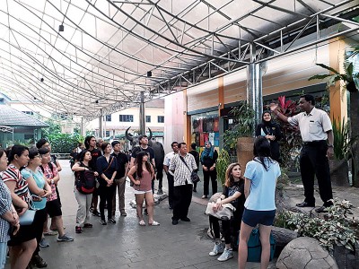 动物园主管凯云兽医（台上右者）为海内外游客详细作导读介绍太平动物园的景点。 