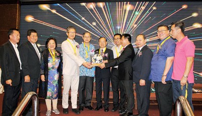 黄沛根（左8）移交下届四地（莞侨）足球友谊赛标志予香港莞邑友好足球队总领队郑荫鹏（左6），左4起王堪华、李文材、郑立慷、曾维光及苏建祥。