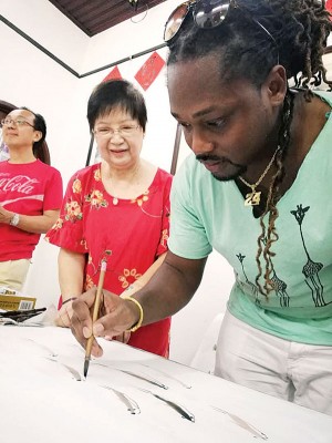 在槟城水墨画协会会长翁丁健亲自指导下，罗伯马上就能画出一只只栩栩如生的鱼儿。