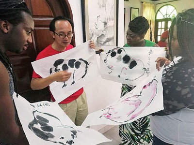 配合华人农历新年，美国学生向导师罗贵龙学画猪后，抢着要老师讲评。