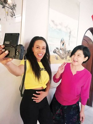美国Whats Jet Lag创办人Jovita Coppage看到本地著名漫画家英子为她画的画像，赶紧和画者自拍留念。