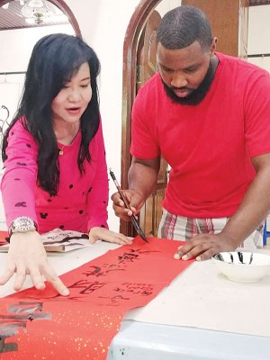 毫无基础的画家Deus，不但水墨画画得好，还能临摹写字，叫一旁的导师吴玉叶不赞爱徒不行啊！