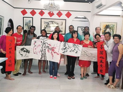 一群学生在完成作品后，与他们敬爱的导师们合照，后排右1为骆锦地。