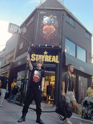 阿信(中)自创潮牌STAYREAL坐落原宿一级战区。