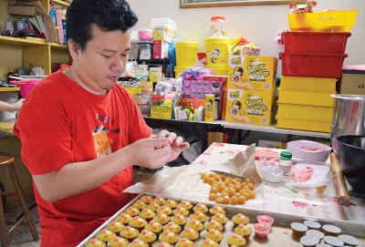 猪猪年饼工序繁杂且造型小巧，制作过程并不简单。 