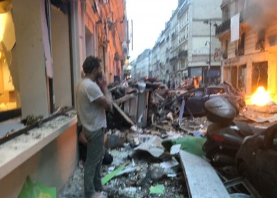 巴黎繁忙的市中心一家面包店周六早上发生爆炸，现场火光熊熊，建筑严重毁损。