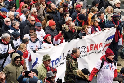 大批民众披着红色围巾，周日在巴黎大街上游行，呼吁黄背心示威者“维护民主”。（法新社照片）