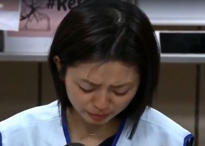 受害空姐忆述事发经过数度落泪。