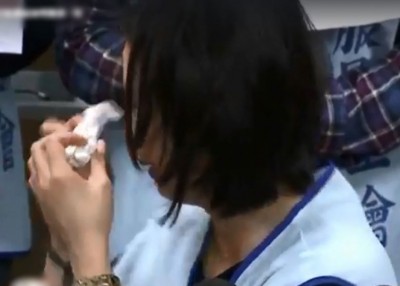郭女一再为纸巾拭泪。