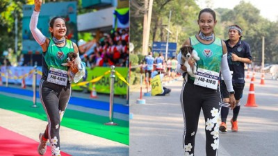 凯吉拉抱着小狗跑毕马拉松。