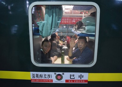 从深圳开往四川巴中市的首趟临时长途客运列车于周一凌晨开出。