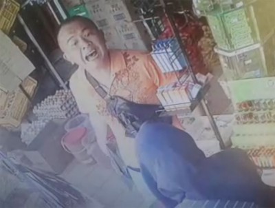 嫌犯被限制只能买2包食油后,怒骂女店员。