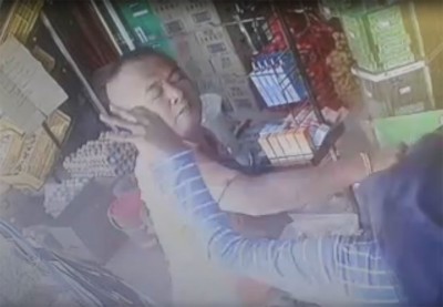 嫌犯以右拳击打店员头部,闭路电视清楚录下整个过程,警方急晤视频中的男子助查。
