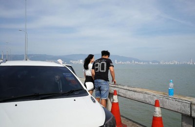 相信是匀鉼的女友及一名友人不时望向海面,仿佛在等候匀鉼回家。