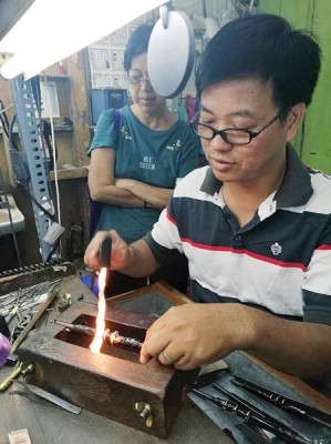 李师傅将在在1月26日及27日《槟光石射宝石展卖会》的现场,为大家购买的宝石提供镶石服务。