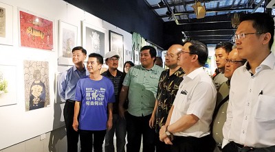 众嘉宾参观2019年首届“艺起来护动”国际艺术交流展。右起杨顺兴、吴天宝、梅德顺、曹观友、李凯,左2为陈辉文。