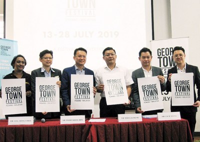乔治市世遗机构总经理洪敏芝(左2起)、杨顺兴、光大州议员郑来兴和黄继升等人展示2019年乔治市艺术节的海报。