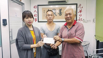本报人力资源部暨行政部高级经理周慧妮（左）周四移交2400令吉支票予庄耀淞（右），顺祝其身体安康。