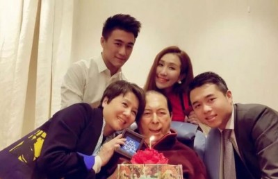 四太梁安琪（左一）要求何鸿燊解雇郑咏诗。