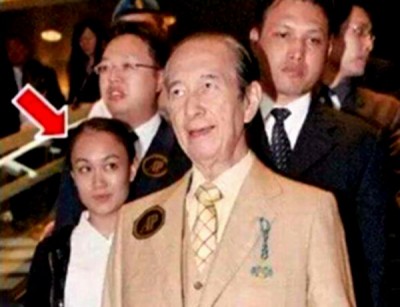 何鸿燊给了邓咏诗一亿资产让她离开了。