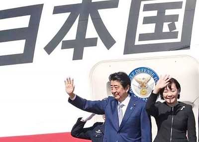 安倍伉俪去年10月访华，显示中日关系回暖。