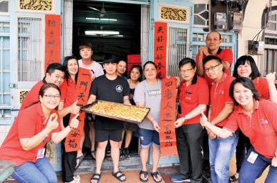 本报职员向诚香饼家代表拜早年。