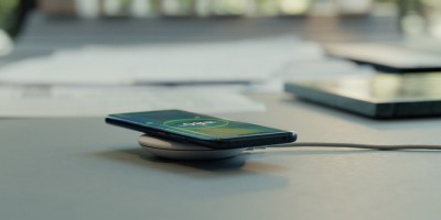 Mate 20 Pro的15W无线充电技术实现了快速充电。